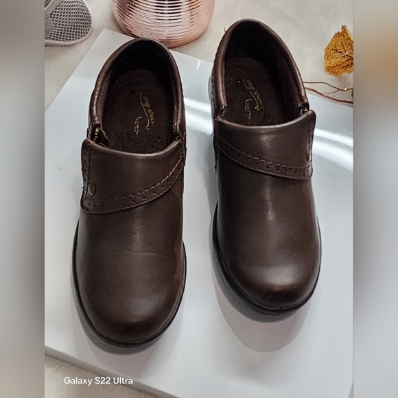 Easy Street Women's Brown Ankle Boots - Picture 2 of 7